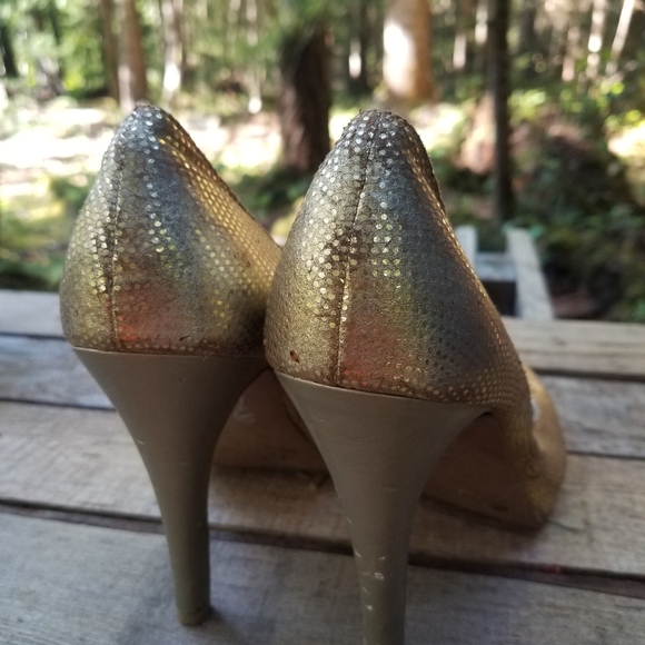 Size 9.5 Charlotte Russe Gold Metallic High Heels Pump Shoes Round Toe Ladies - Picture 3 of 12